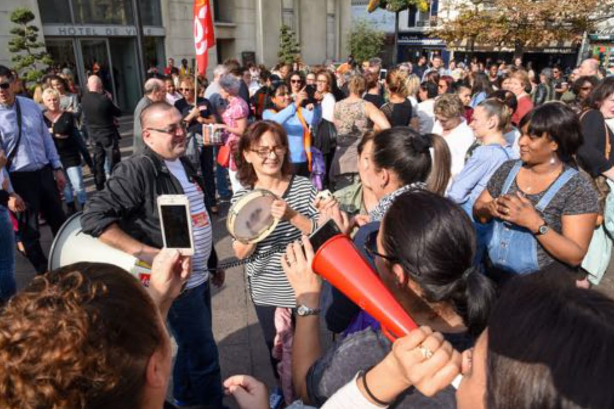 Débrayage sur la place de la Mairie